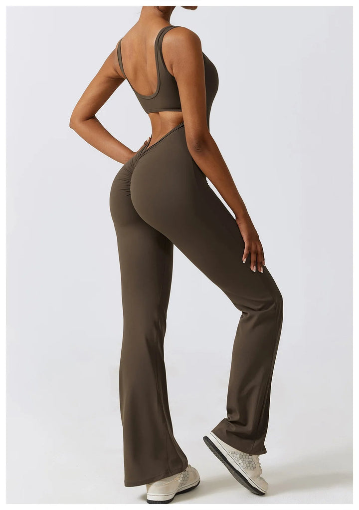 Seducente tuta sportiva da donna con scollo a punta: una combinazione di comfort ed eleganza per ogni occasione!