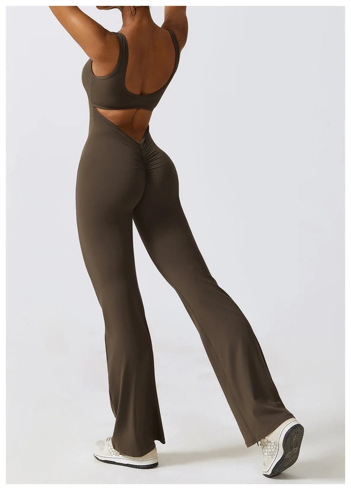 Seducente tuta sportiva da donna con scollo a punta: una combinazione di comfort ed eleganza per ogni occasione!