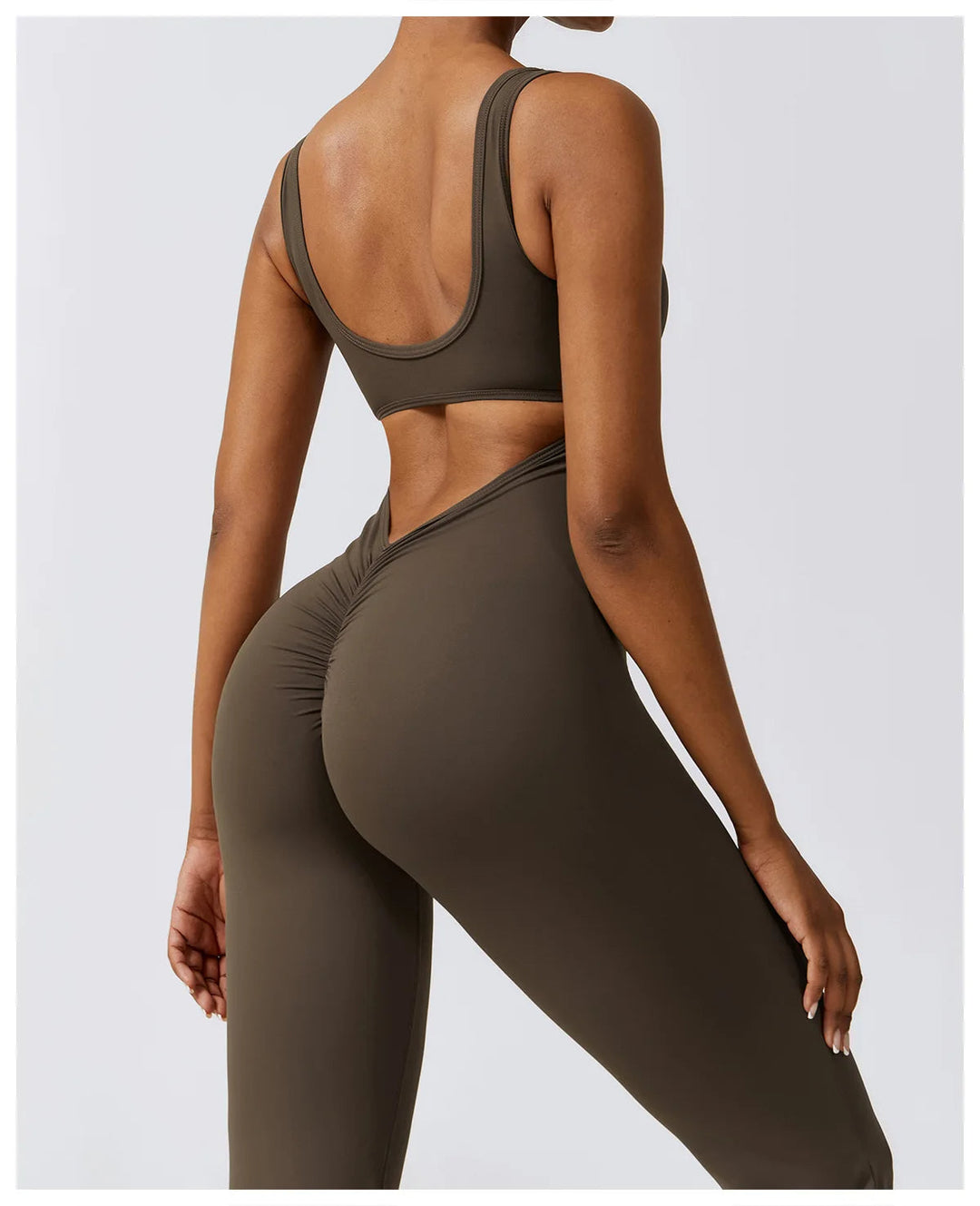 Seducente tuta sportiva da donna con scollo a punta: una combinazione di comfort ed eleganza per ogni occasione!
