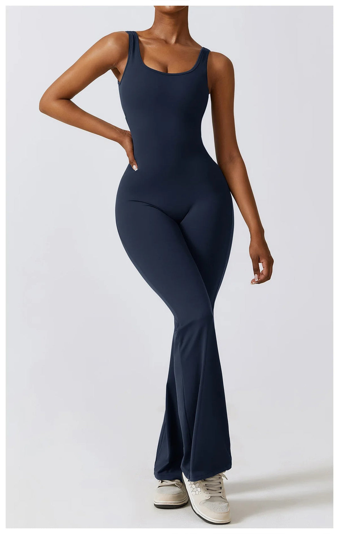 Seducente tuta sportiva da donna con scollo a punta: una combinazione di comfort ed eleganza per ogni occasione!