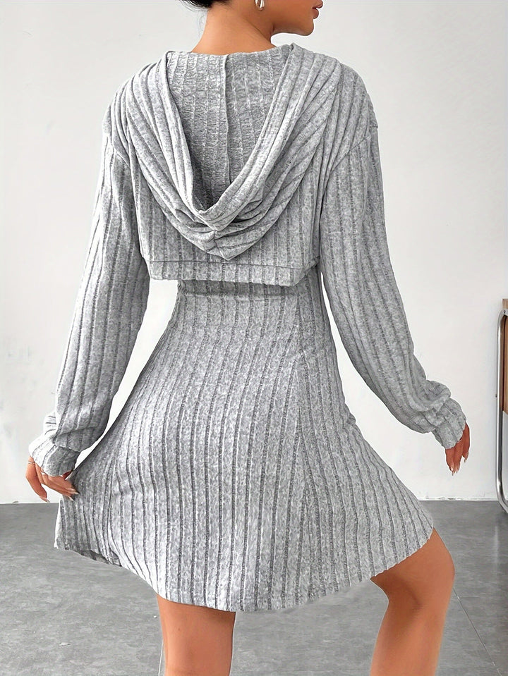 Elegante accappatoio da donna in bianco con pratico cappuccio