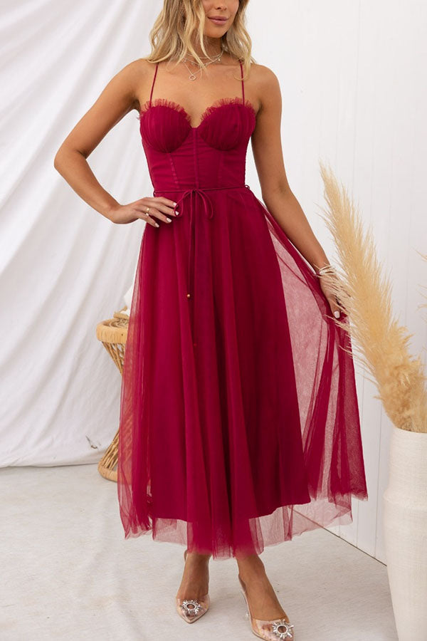 Elegante abito da sera Selira con accenti di rete e schiena scoperta - un look romantico e seducente con spalline sottili