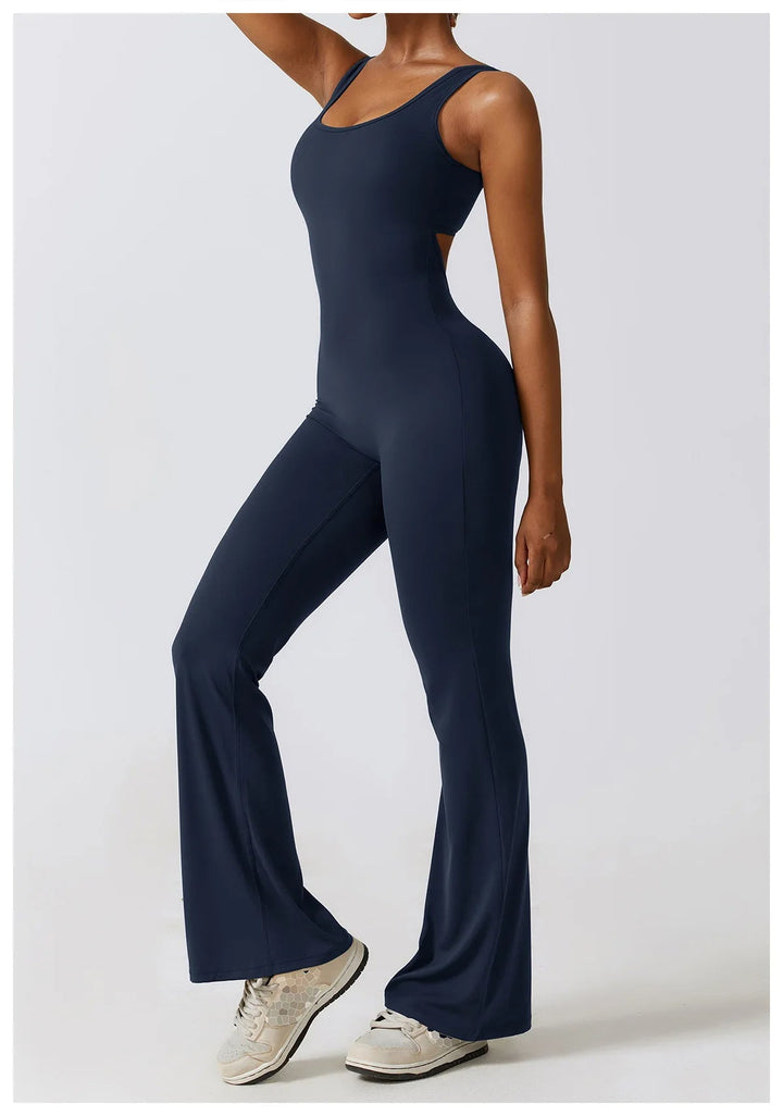 Seducente tuta sportiva da donna con scollo a punta: una combinazione di comfort ed eleganza per ogni occasione!