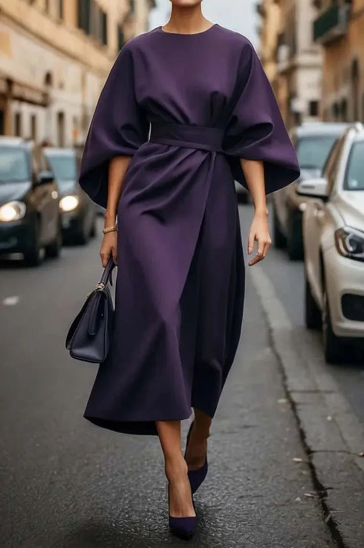 Elegante e raffinato abito midi dalla linea ad A con cintura alla moda