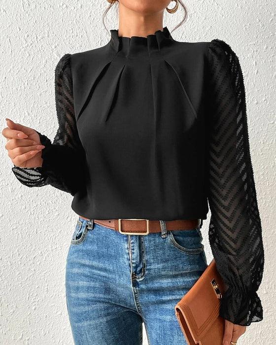 Elegante blusa femminile in chiffon con collo alto e taglio a pieghe con polsini trasparenti
