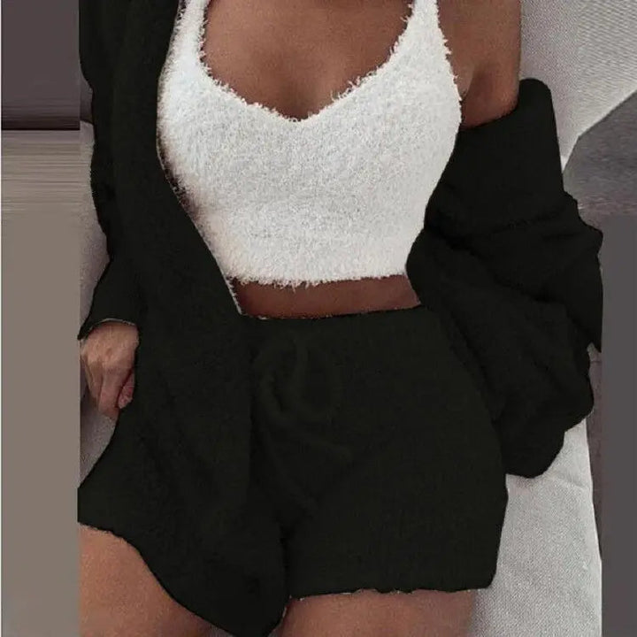 Esclusivo set pigiama da donna a 3 pezzi con morbida felpa con cappuccio: una garanzia di massimo comfort e relax durante il sonno.