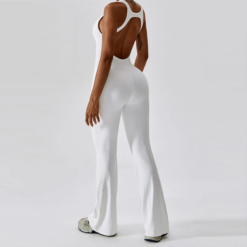 Seducente tuta sportiva da donna con scollo a punta: una combinazione di comfort ed eleganza per ogni occasione!