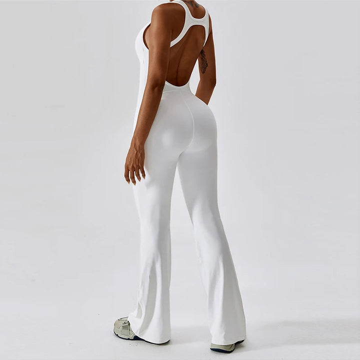 Seducente tuta sportiva da donna con scollo a punta: una combinazione di comfort ed eleganza per ogni occasione!
