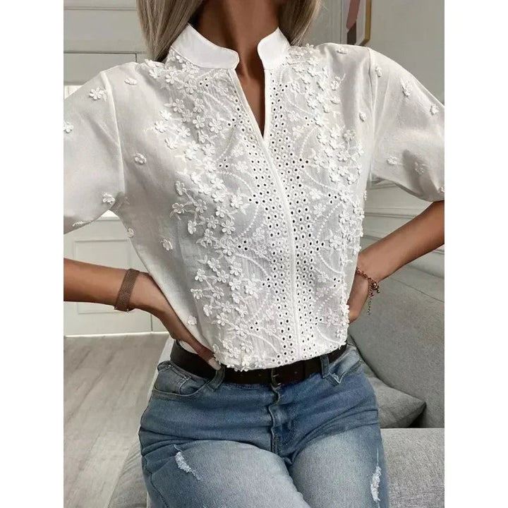 Camicetta estiva bianca Amelune con eleganti ricami e sottile scollatura a V: un look rinfrescante ed elegante