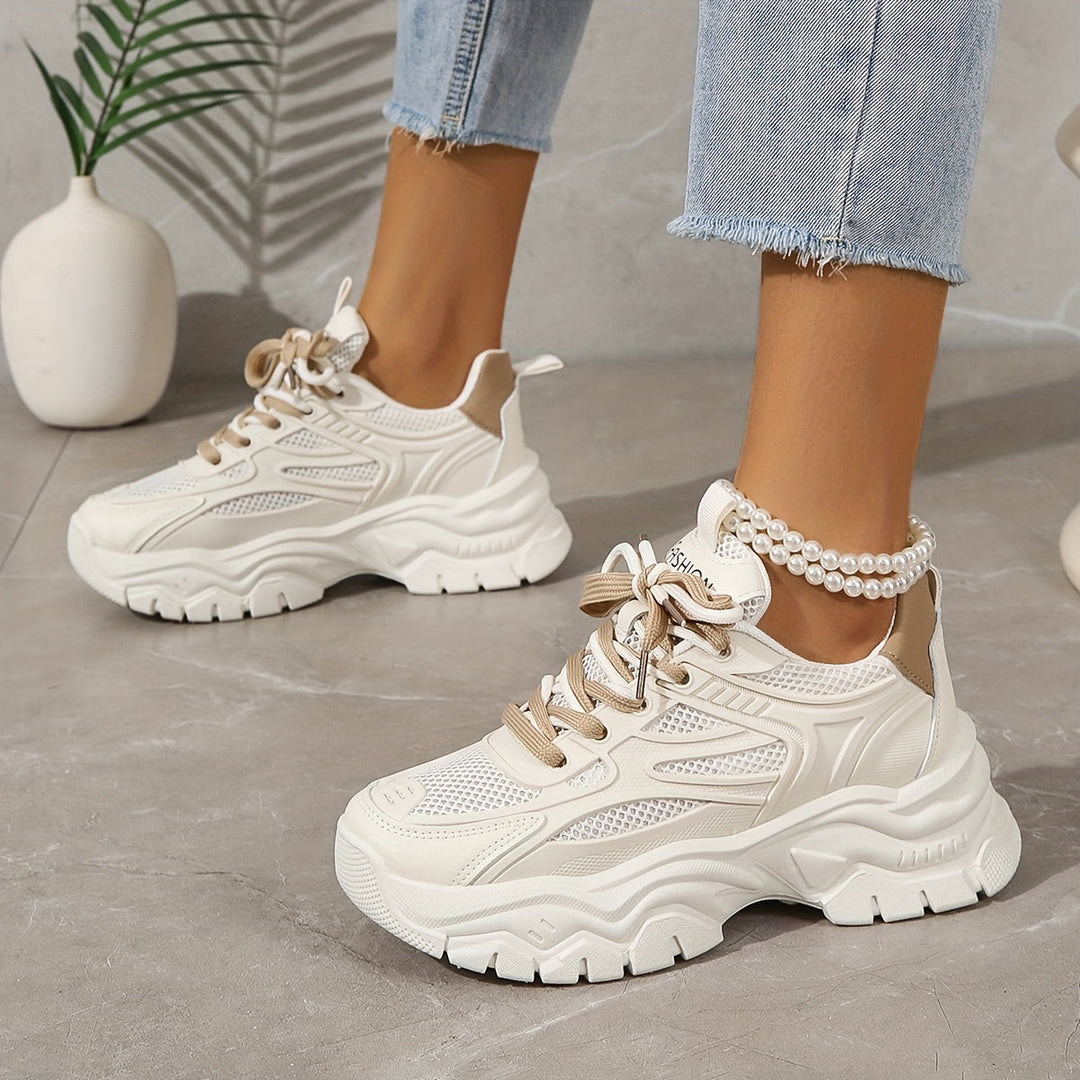 Scarpe sportive da donna in mesh con patch nero - comfort e look quotidiano alla moda