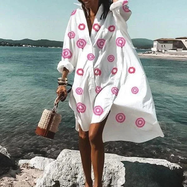 Elegante abito oversize da donna con maniche lunghe e bottoni: il perfetto outfit leggero per tutti i giorni