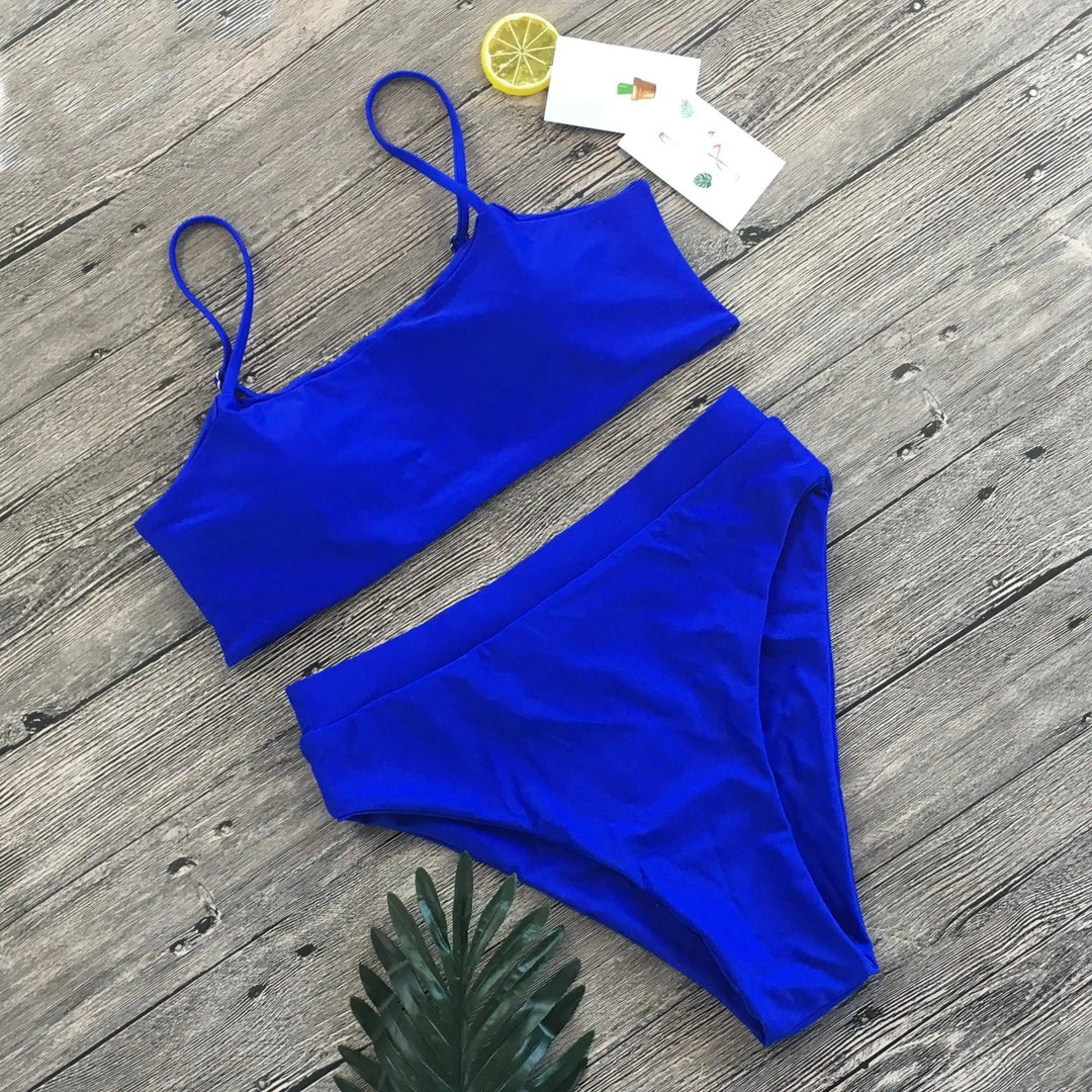 Elegante intimo da donna a due pezzi con taglio alto, ventilazione e colletto elegante