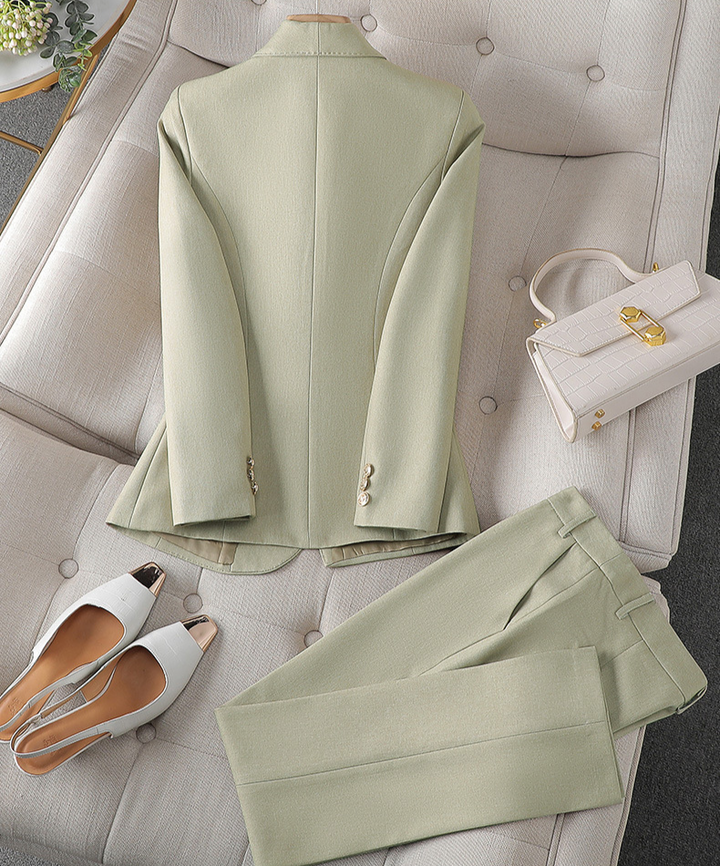 Elegante completo da donna con giacca e pantaloni in tessuto tweed di lusso