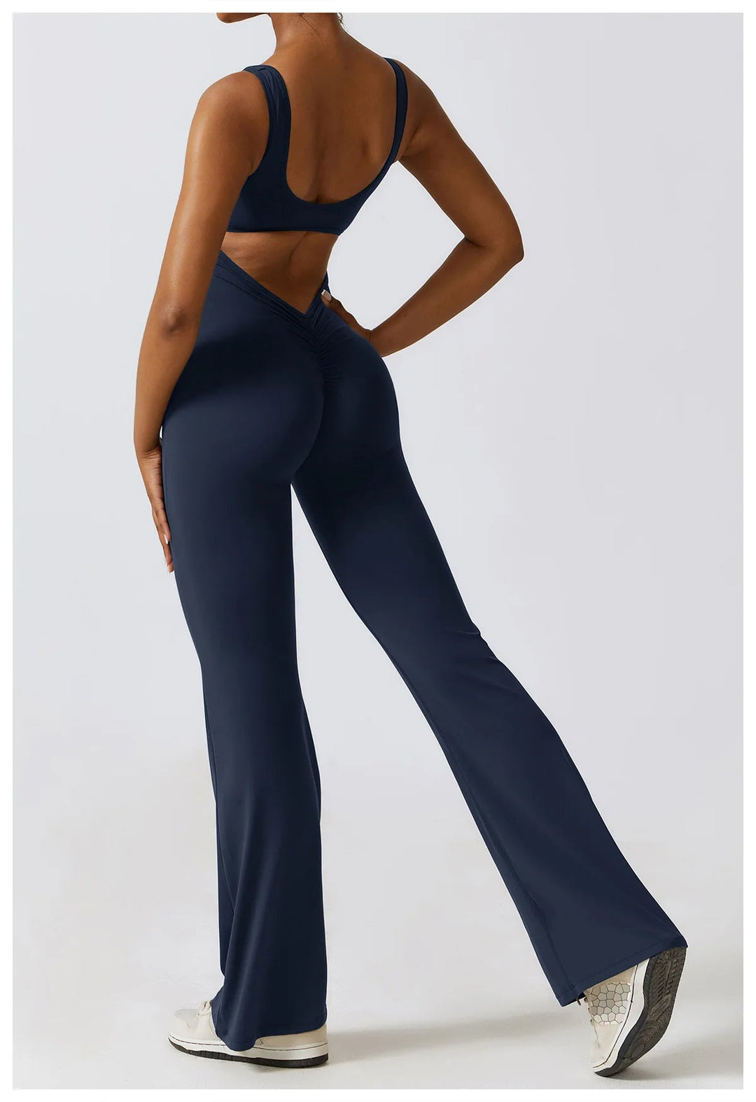 Seducente tuta sportiva da donna con scollo a punta: una combinazione di comfort ed eleganza per ogni occasione!