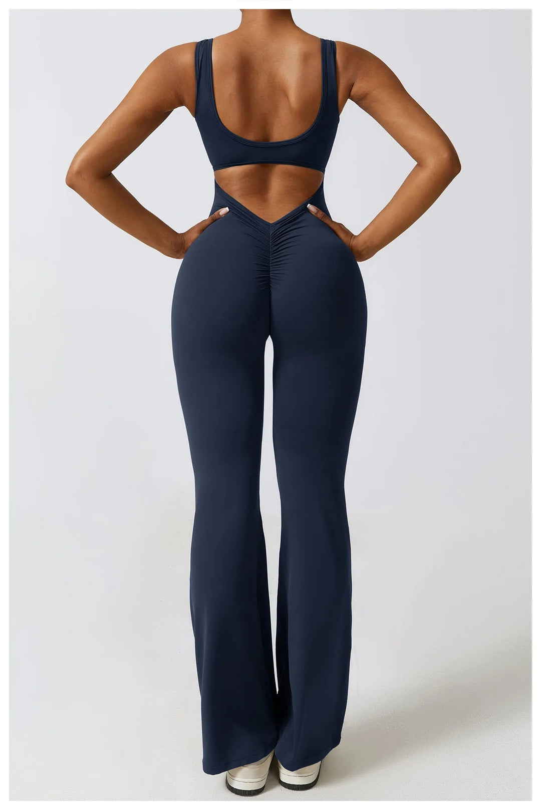 Seducente tuta sportiva da donna con scollo a punta: una combinazione di comfort ed eleganza per ogni occasione!