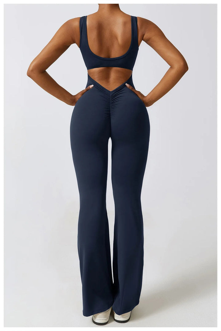 Seducente tuta sportiva da donna con scollo a punta: una combinazione di comfort ed eleganza per ogni occasione!