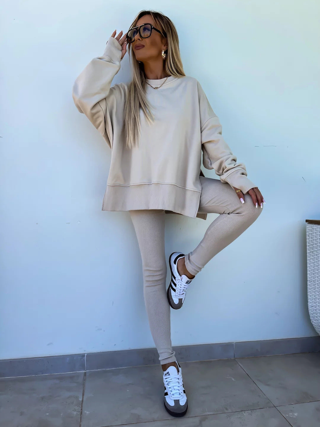 Comodo set lounge con felpa con cappuccio alla moda e pantaloni coordinati - perfetto per rilassarsi