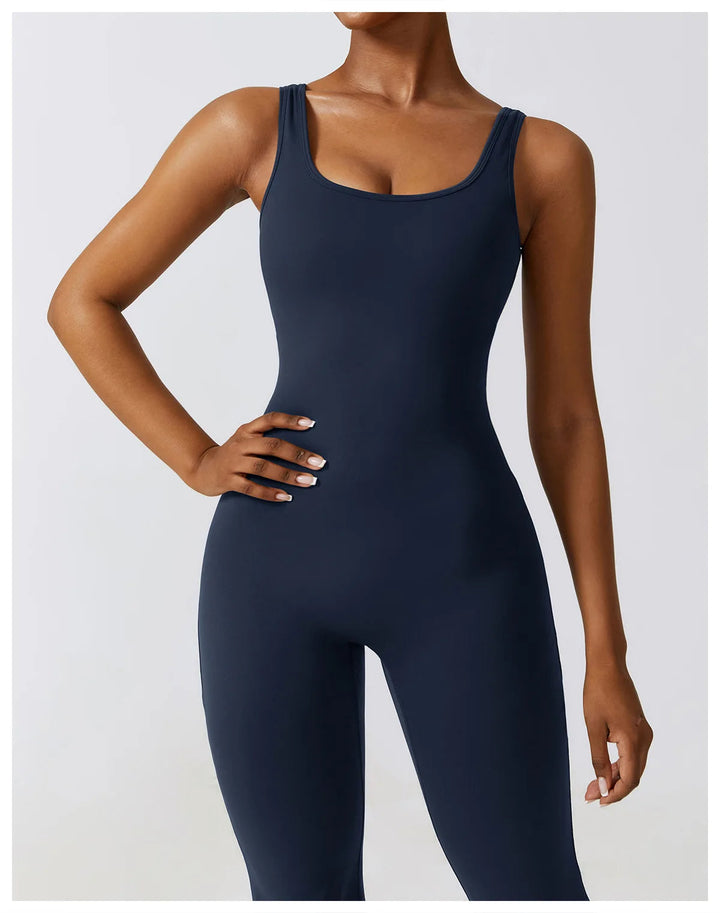 Seducente tuta sportiva da donna con scollo a punta: una combinazione di comfort ed eleganza per ogni occasione!