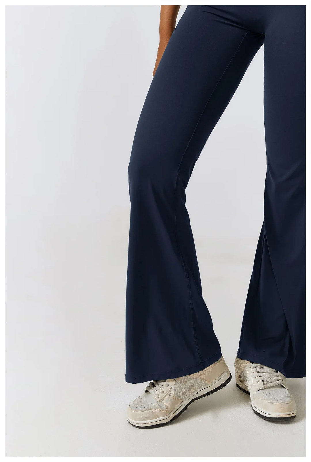 Seducente tuta sportiva da donna con scollo a punta: una combinazione di comfort ed eleganza per ogni occasione!