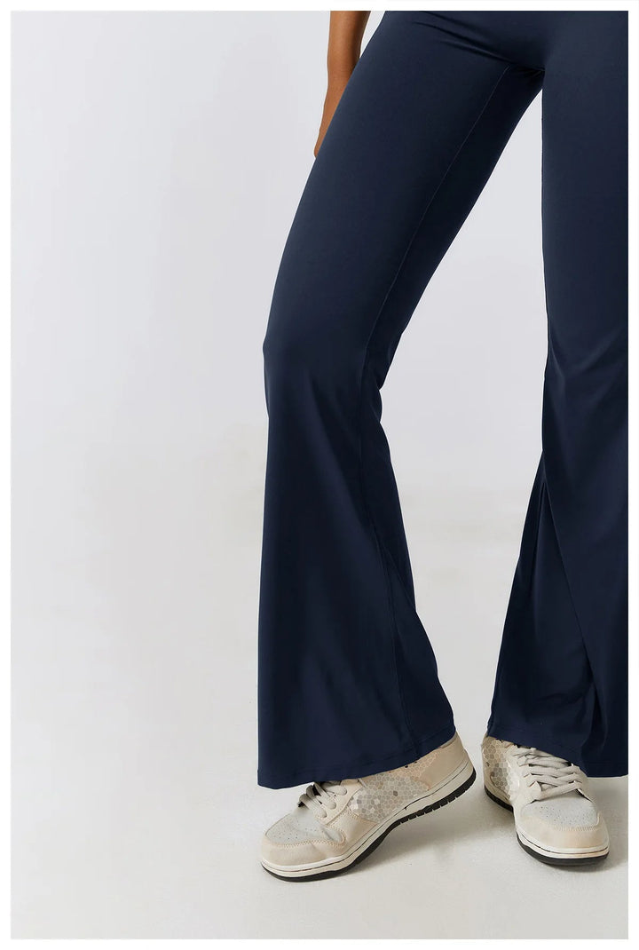 Seducente tuta sportiva da donna con scollo a punta: una combinazione di comfort ed eleganza per ogni occasione!