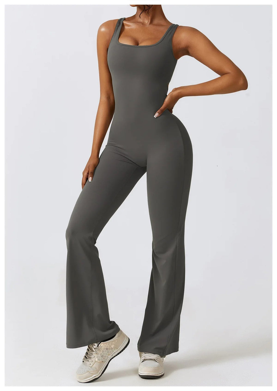 Seducente tuta sportiva da donna con scollo a punta: una combinazione di comfort ed eleganza per ogni occasione!