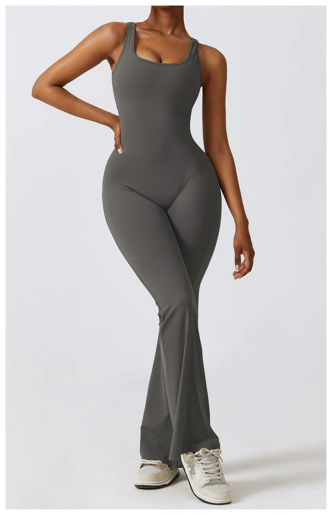 Seducente tuta sportiva da donna con scollo a punta: una combinazione di comfort ed eleganza per ogni occasione!