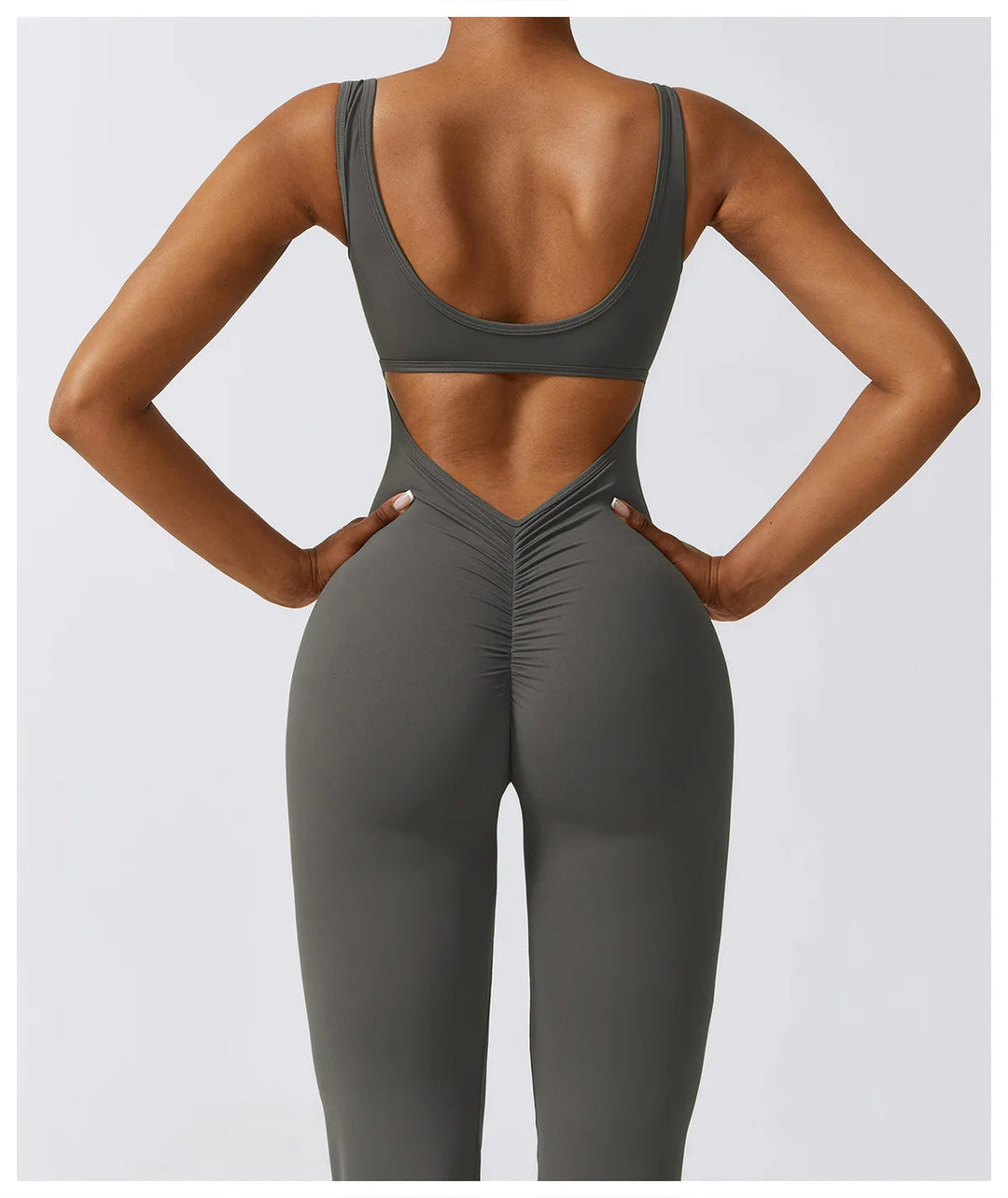 Seducente tuta sportiva da donna con scollo a punta: una combinazione di comfort ed eleganza per ogni occasione!