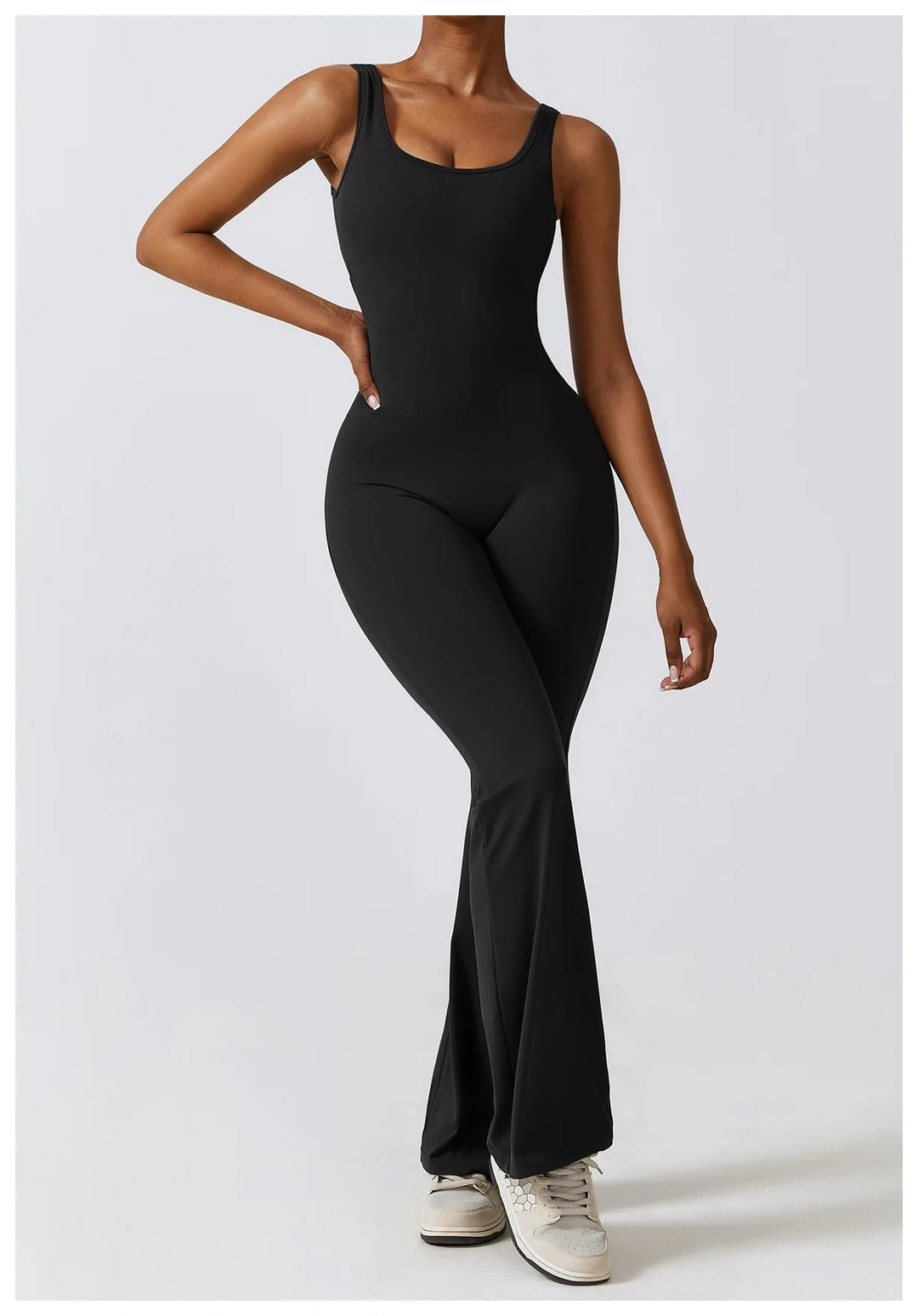 Seducente tuta sportiva da donna con scollo a punta: una combinazione di comfort ed eleganza per ogni occasione!