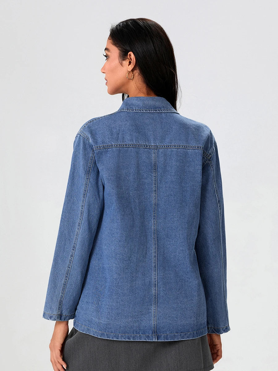 UrbanEdge - Una giacca in denim versatile e alla moda, con un taglio classico e uno stile elegante