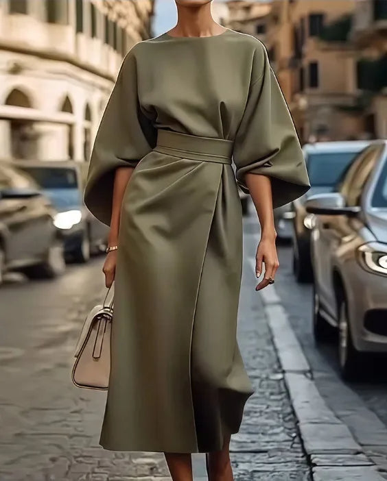Elegante e raffinato abito midi dalla linea ad A con cintura alla moda