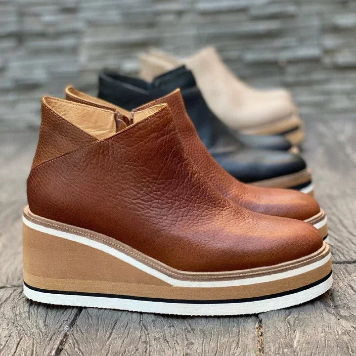 Eleganti stivaletti con tacco a zeppa - il look perfetto per ogni occasione