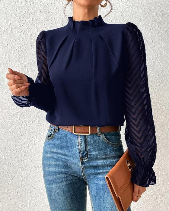 Elegante blusa femminile in chiffon con collo alto e taglio a pieghe con polsini trasparenti