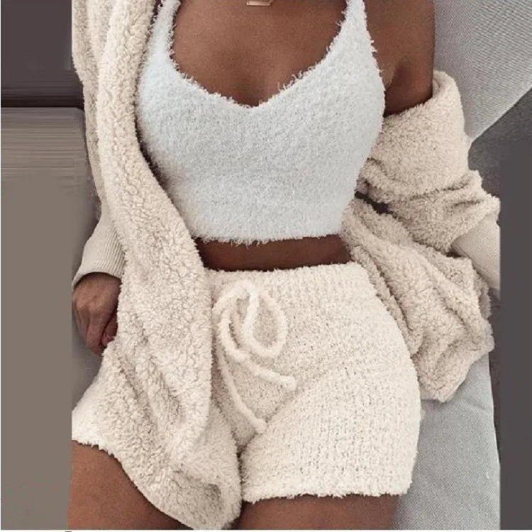 Esclusivo set pigiama da donna a 3 pezzi con morbida felpa con cappuccio: una garanzia di massimo comfort e relax durante il sonno.