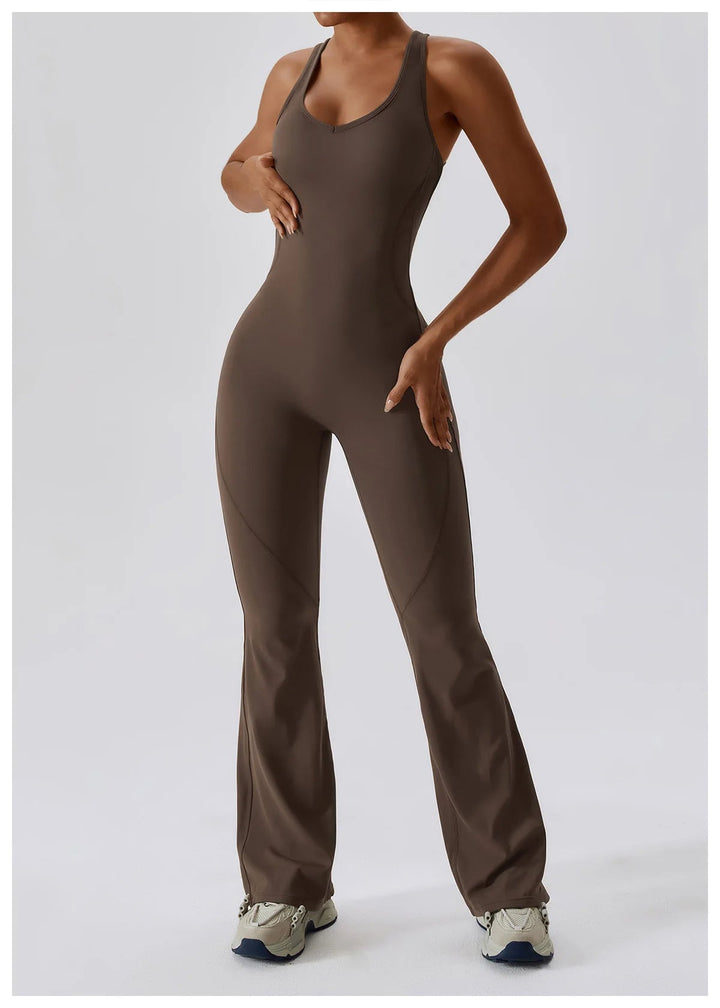 Seducente tuta sportiva da donna con scollo a punta: una combinazione di comfort ed eleganza per ogni occasione!