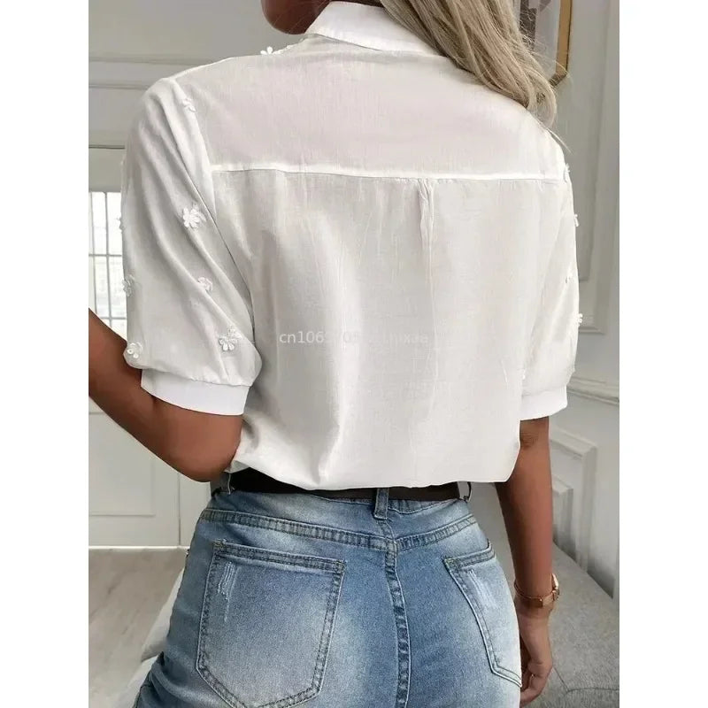 Camicetta estiva bianca Amelune con eleganti ricami e sottile scollatura a V: un look rinfrescante ed elegante