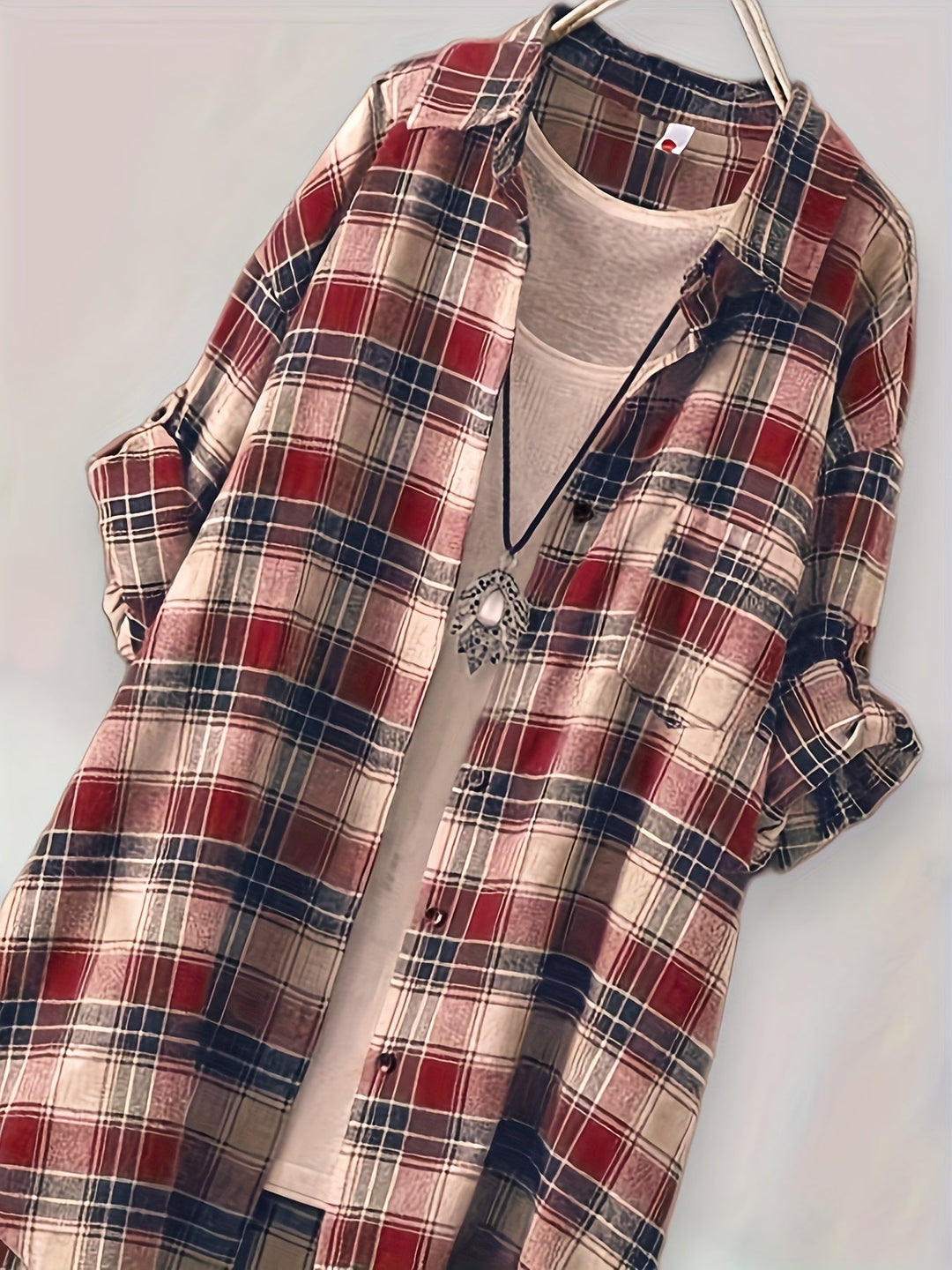 Elegante T-shirt lunga da donna con vistosi tagli sul petto