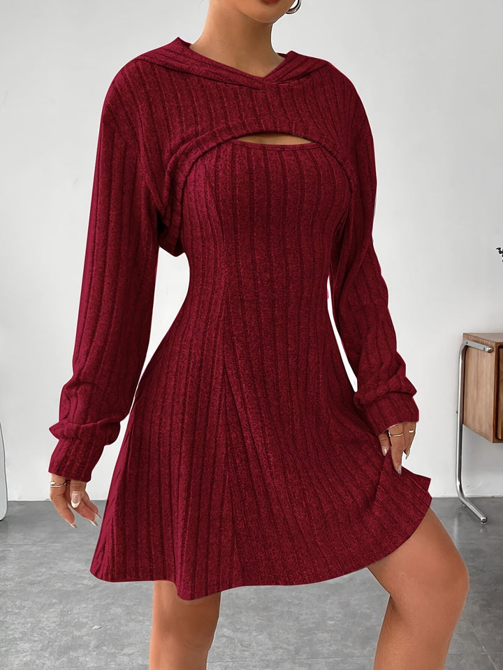Elegante accappatoio da donna in bianco con pratico cappuccio