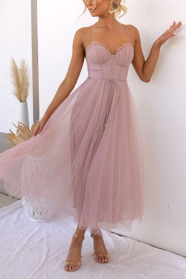 Elegante abito da sera Selira con accenti di rete e schiena scoperta - un look romantico e seducente con spalline sottili