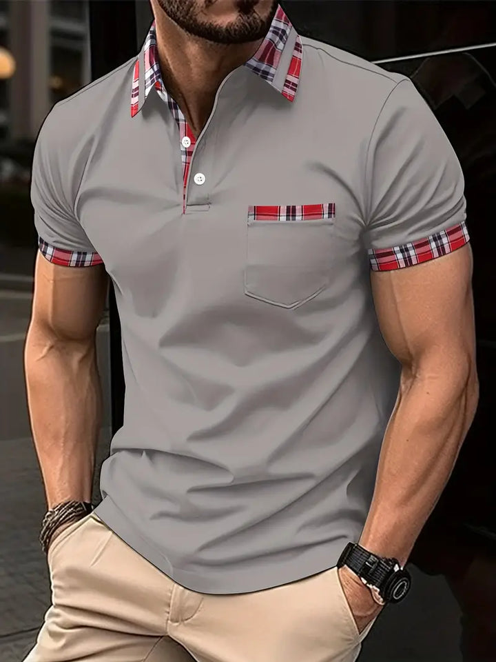 Elegante polo da uomo con colletto a quadri, maniche corte, abbottonatura e pratico taschino sul petto.