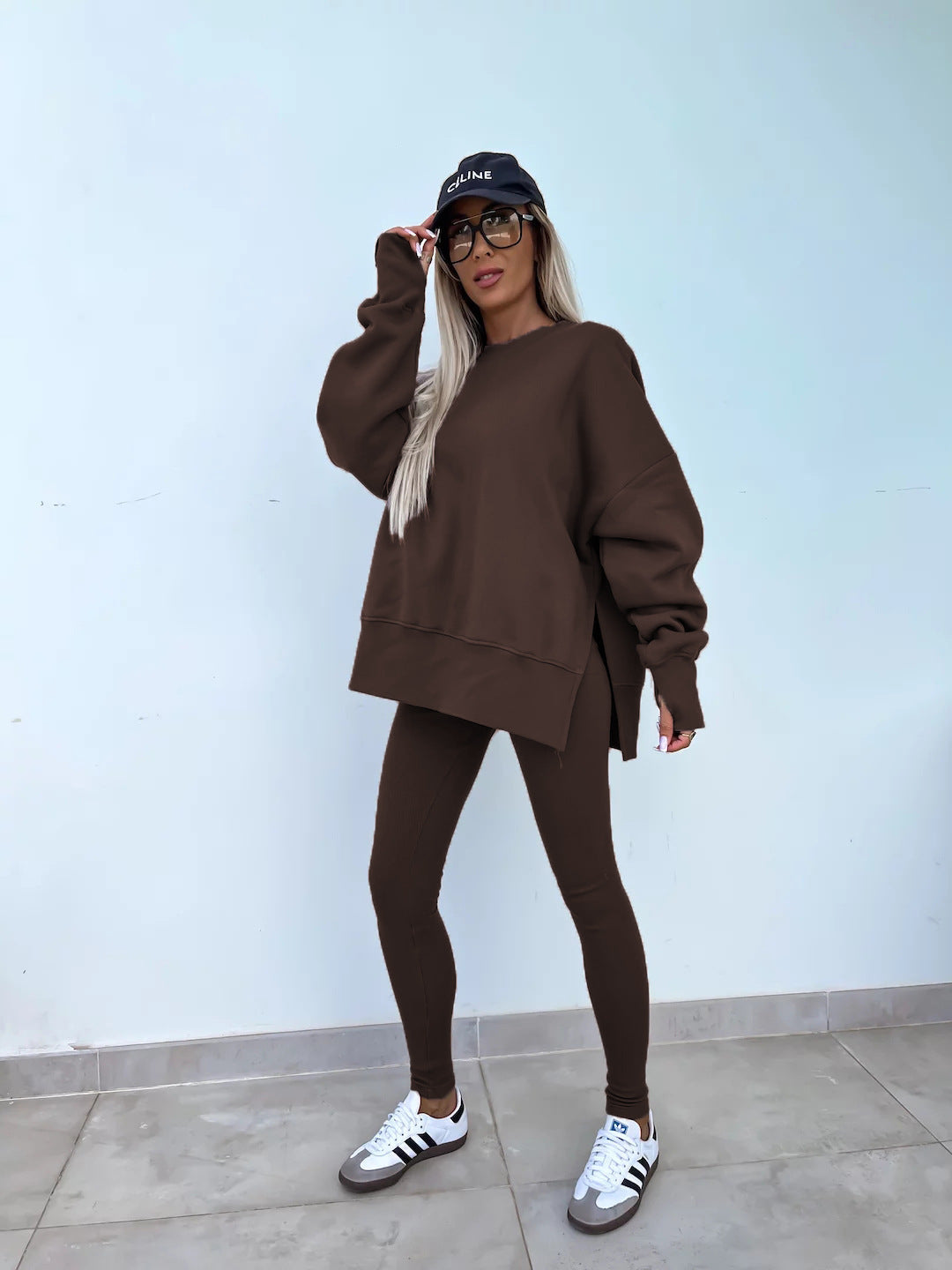 Comodo set lounge con felpa con cappuccio alla moda e pantaloni coordinati - perfetto per rilassarsi