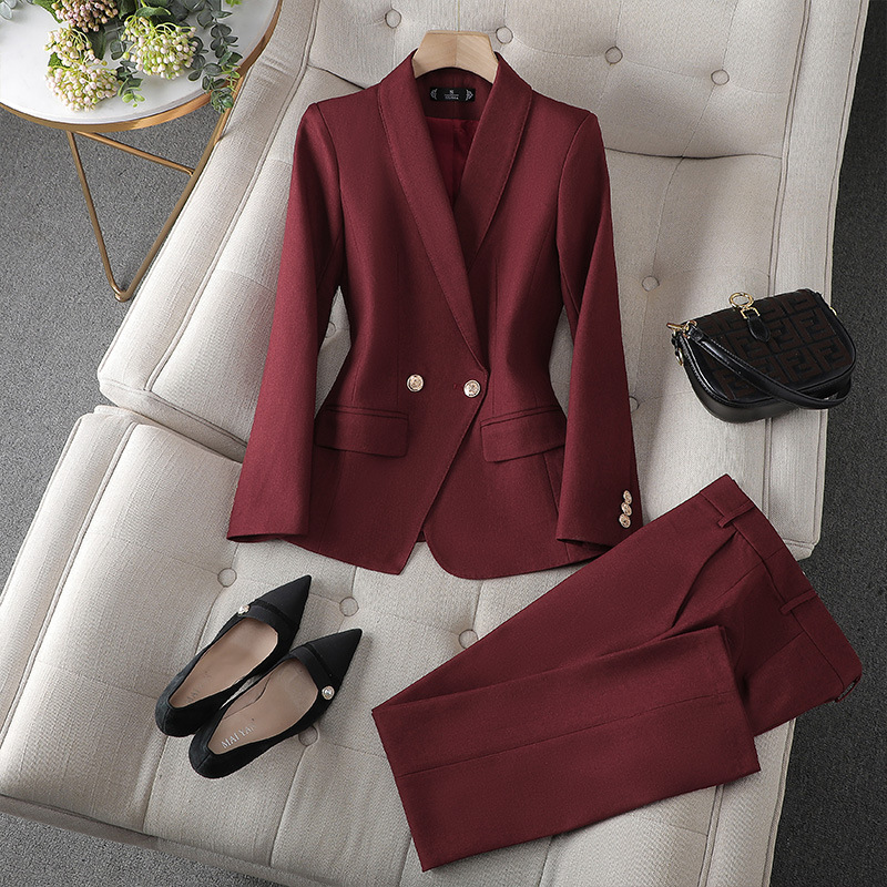 Elegante completo da donna con giacca e pantaloni in tessuto tweed di lusso