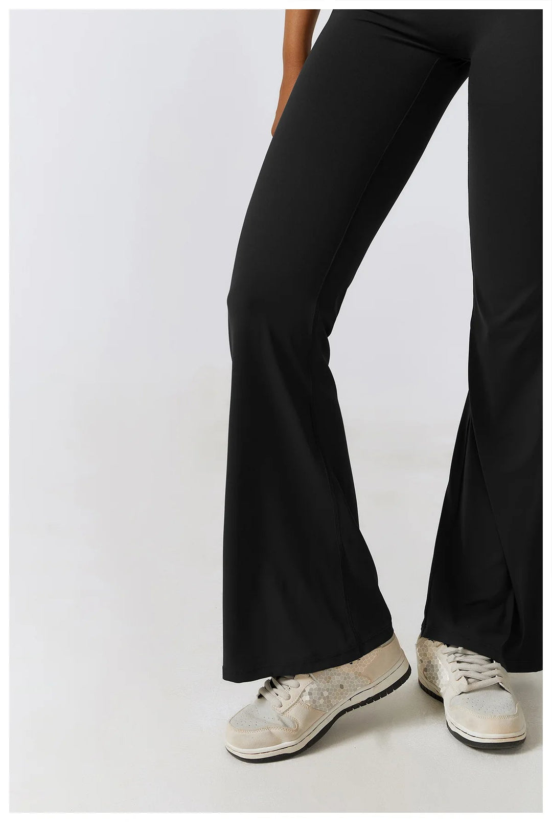 Seducente tuta sportiva da donna con scollo a punta: una combinazione di comfort ed eleganza per ogni occasione!