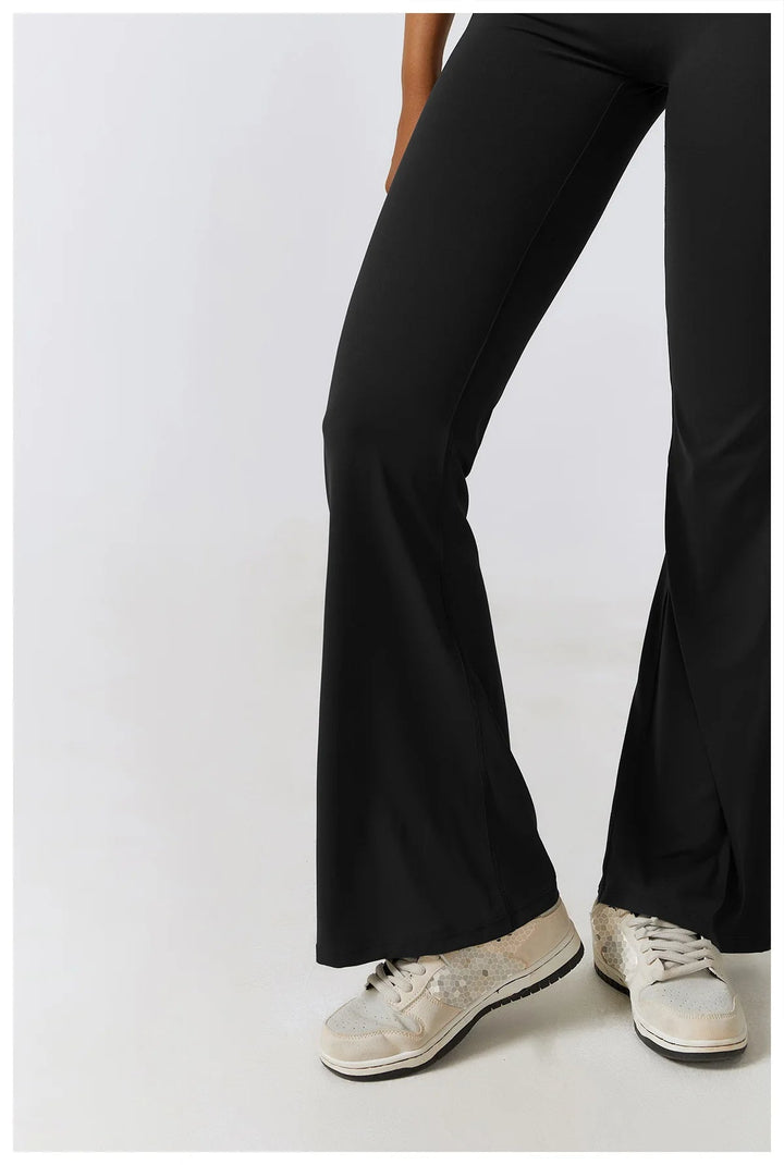 Seducente tuta sportiva da donna con scollo a punta: una combinazione di comfort ed eleganza per ogni occasione!