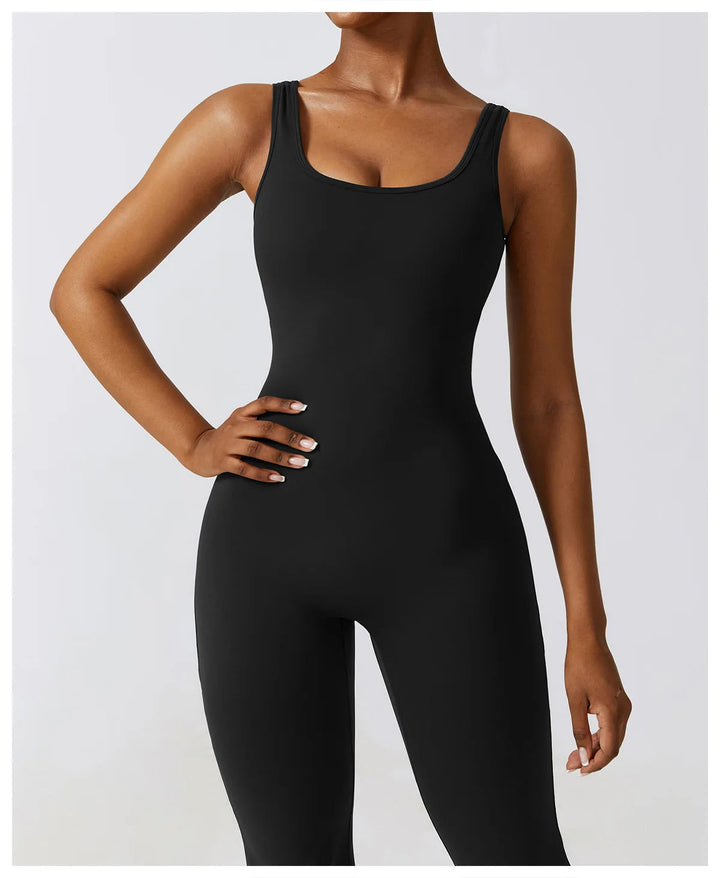 Seducente tuta sportiva da donna con scollo a punta: una combinazione di comfort ed eleganza per ogni occasione!