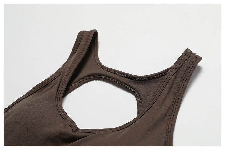 Seducente tuta sportiva da donna con scollo a punta: una combinazione di comfort ed eleganza per ogni occasione!