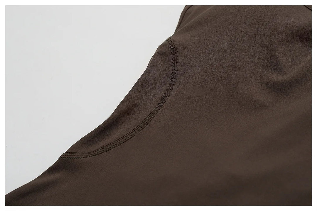 Seducente tuta sportiva da donna con scollo a punta: una combinazione di comfort ed eleganza per ogni occasione!