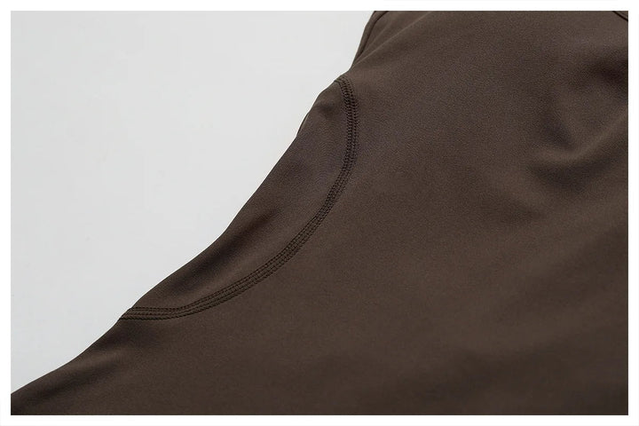 Seducente tuta sportiva da donna con scollo a punta: una combinazione di comfort ed eleganza per ogni occasione!