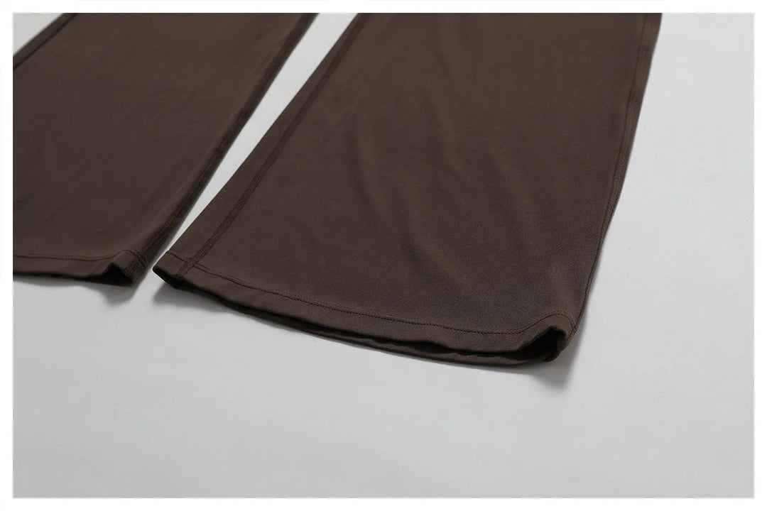 Seducente tuta sportiva da donna con scollo a punta: una combinazione di comfort ed eleganza per ogni occasione!