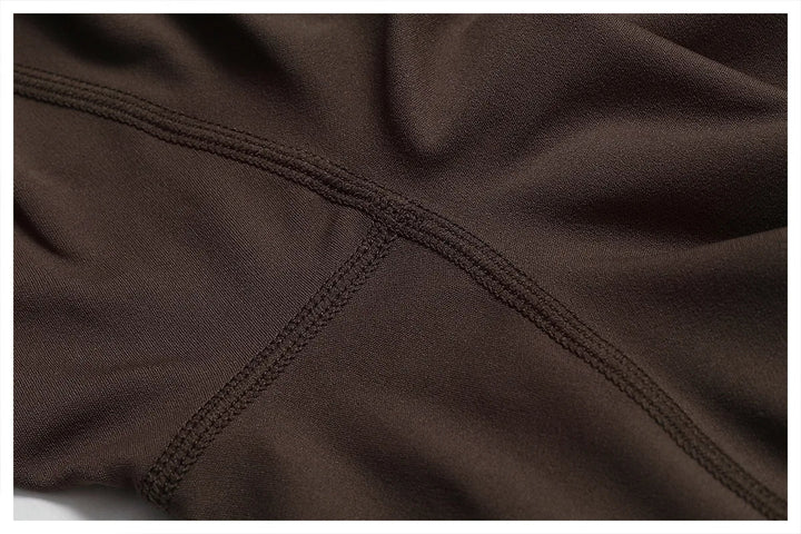 Seducente tuta sportiva da donna con scollo a punta: una combinazione di comfort ed eleganza per ogni occasione!