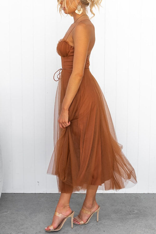 Elegante abito da sera Selira con accenti di rete e schiena scoperta - un look romantico e seducente con spalline sottili
